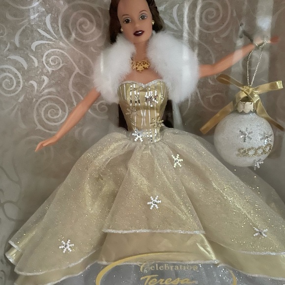 Celebration Teresa Holiday 2000 Barbie - Picture 3 of 13